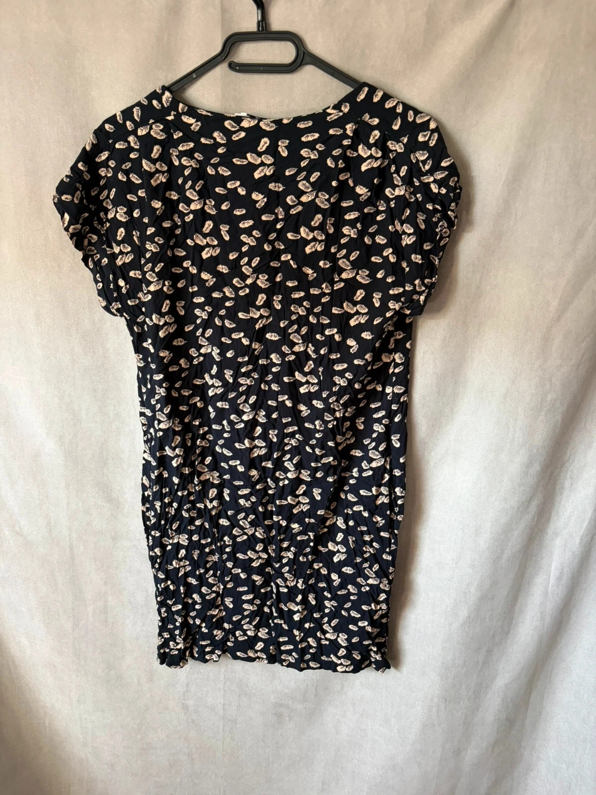 Marineblauwe jurk met beige motief maat M – photo 4